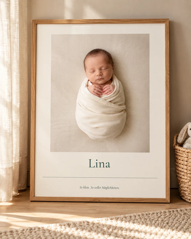 Wohnbeispiel: Deine erste Seite – personalisiertes Babyfoto-Poster